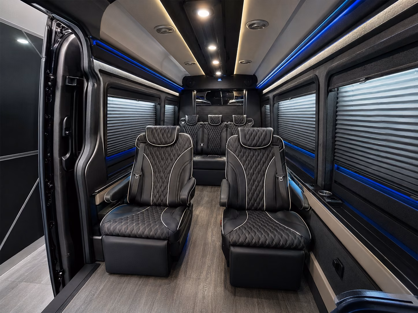 airport shuttle buses for large groups flying through west bloomfield