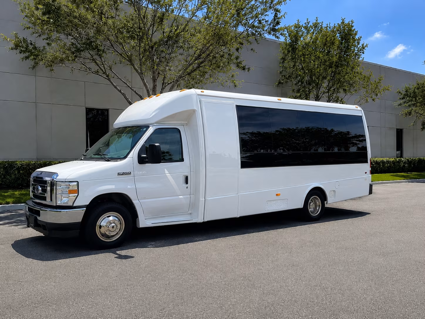corporate airport transfer buses between west bloomfield and dtw