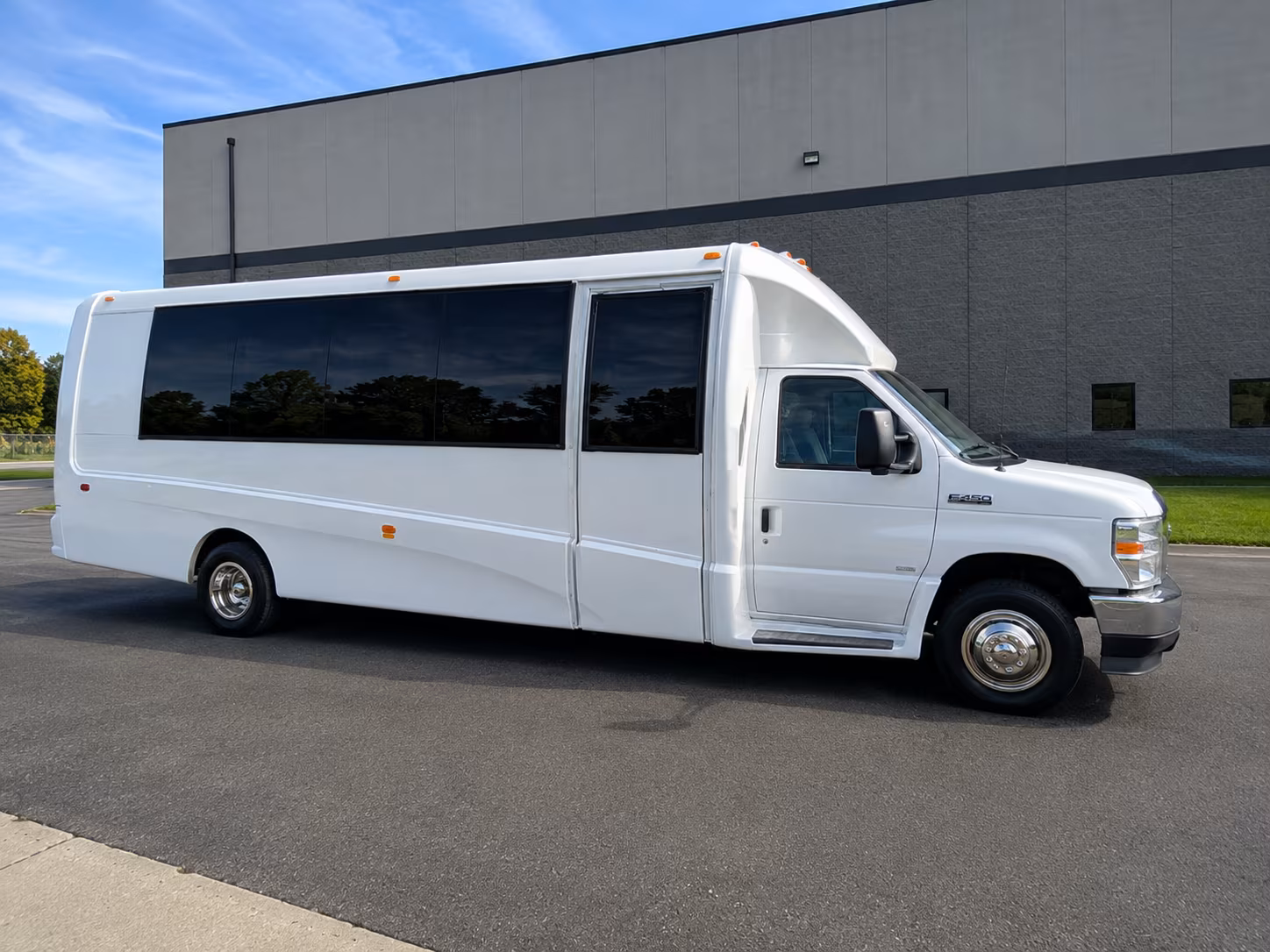 employee shuttle buses for west bloomfield and oakland county commuters
