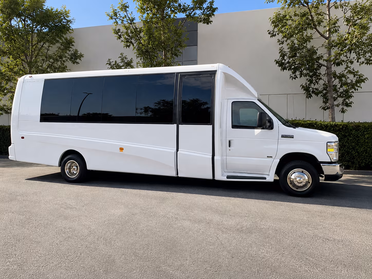 minibuses for small team offsites and executive retreats near west bloomfield